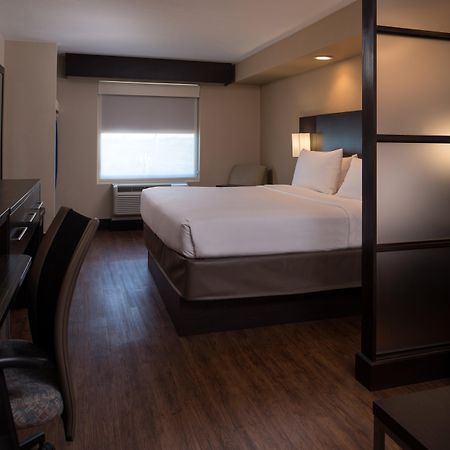 Holiday Inn Express & Suites San Antonio Medical - Six Flags By Ihg Extérieur photo