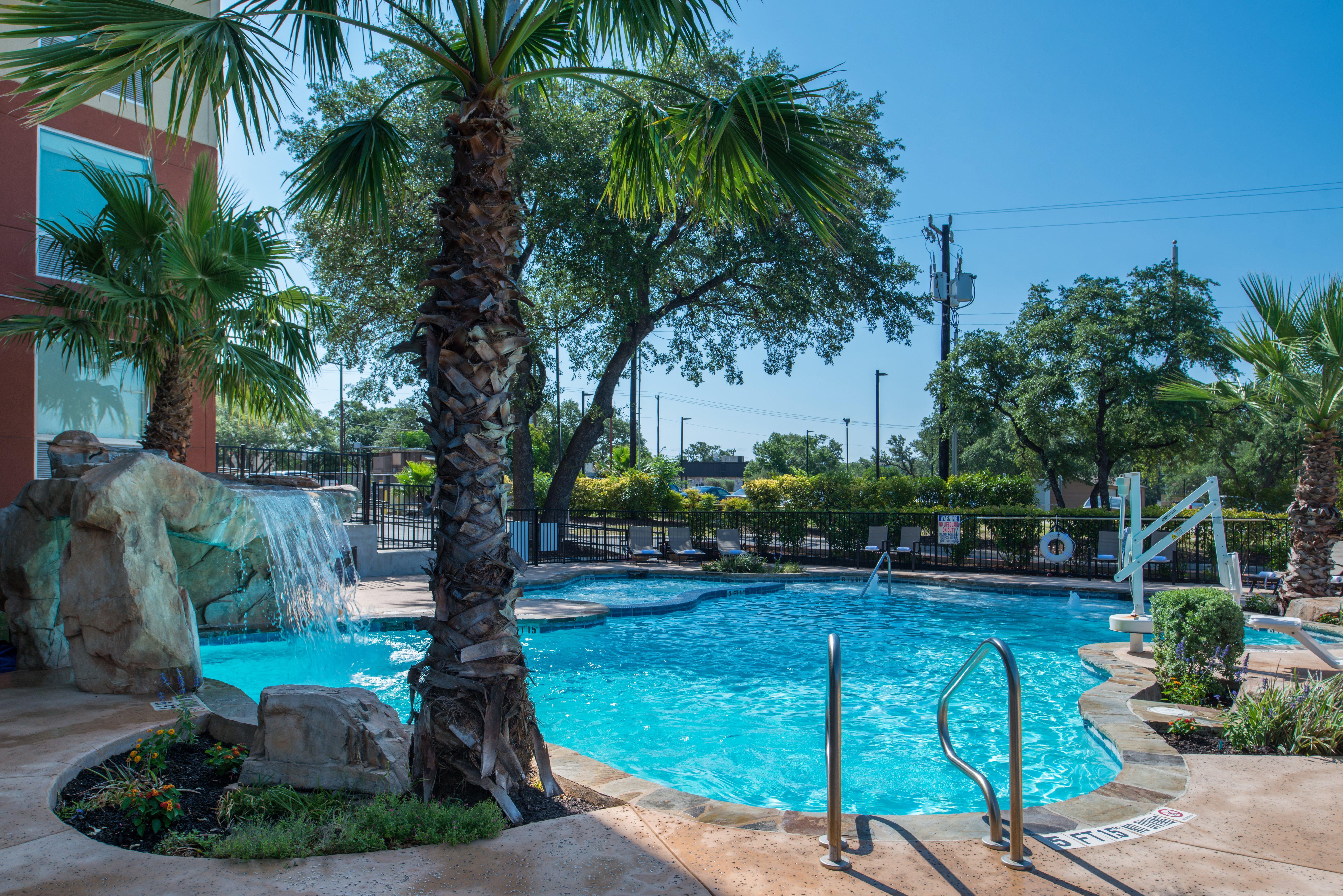 Holiday Inn Express & Suites San Antonio Medical - Six Flags By Ihg Extérieur photo